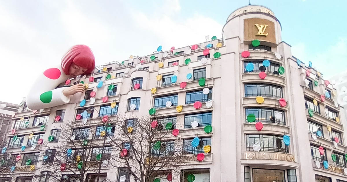 Louis Vuitton x Yayoi Kusama เปลี่ยนตึกหลุยส์ วิตตอง ปารีส เป็นประติมากรรมรูปเหมือนเจ้าแม่ลายจุด ยาโยอิ
