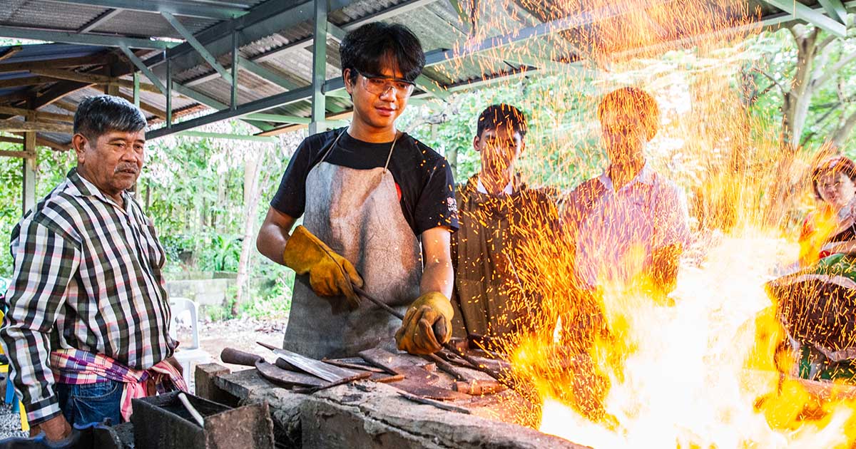 ตามหา ช่างตีเหล็กโบราณ เอกลักษณ์หนึ่งเดียวแห่งบ้านเมืองเพีย