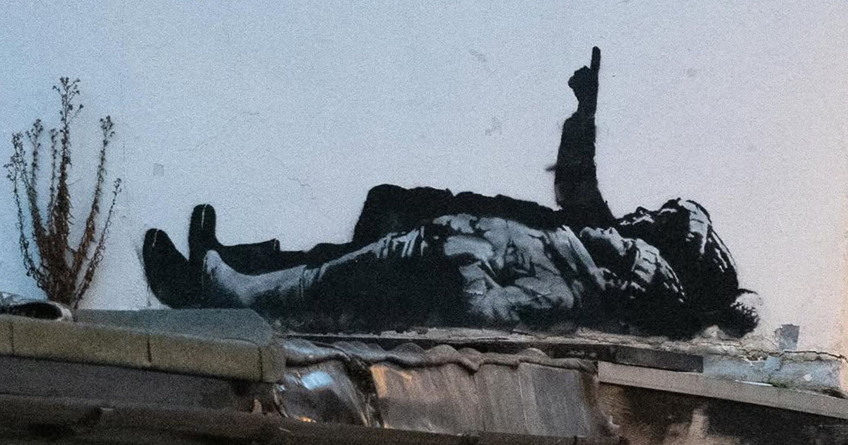 Banksy ส่งสตรีทอาร์ต “เด็กดูดาว” ของขวัญคริสต์มาสที่สะท้อนปัญหาคนไร้บ้าน